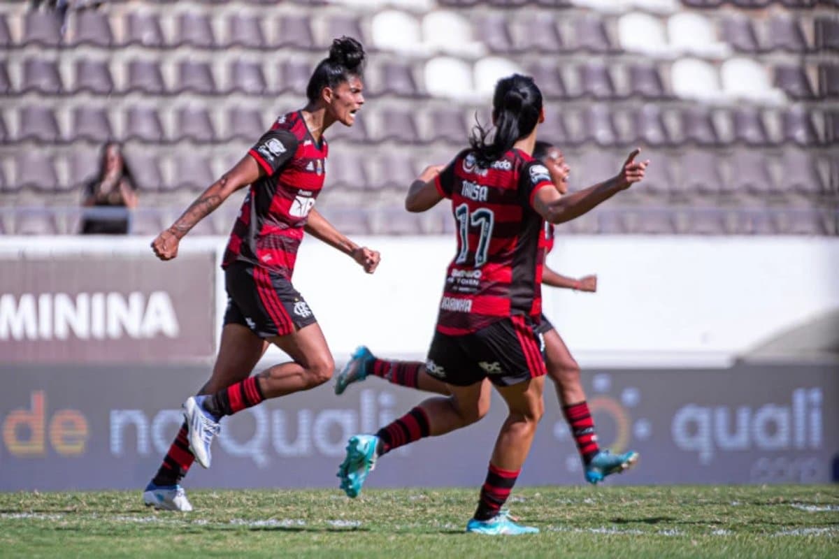 Sole Jaimes comemora gol do título com as companheiras de equipe, ela corre ao lado de Thaisa Moreno