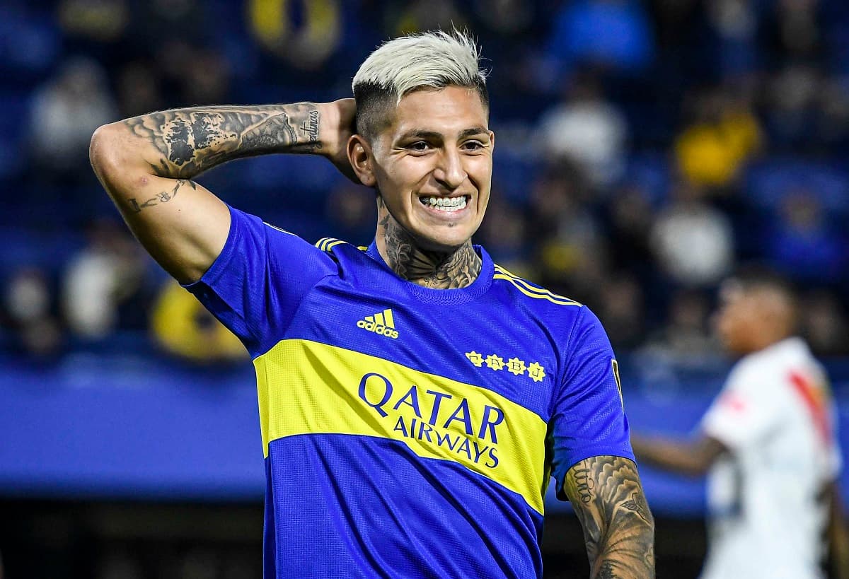 Com a camisa azul e amarela do Boca Juniors, Gastón Ávila lamenta chance perdida
