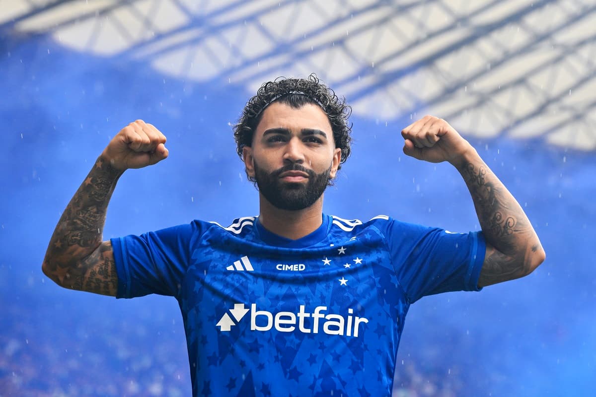 Com fumaça azul ao fundo, Gabigol faz a tradicional comemoração com os braços em apresentação pelo Cruzeiro, no Mineirão