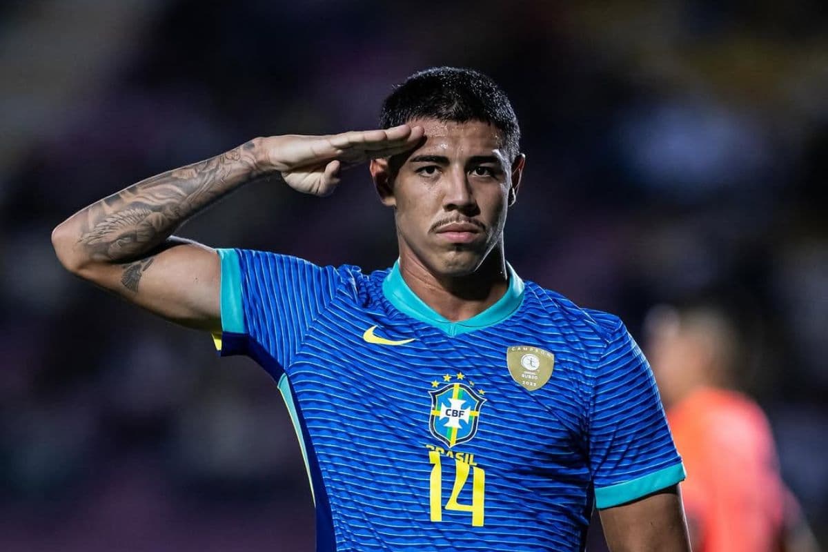zagueiro iago teodoro com a camisa da seleção brasileira