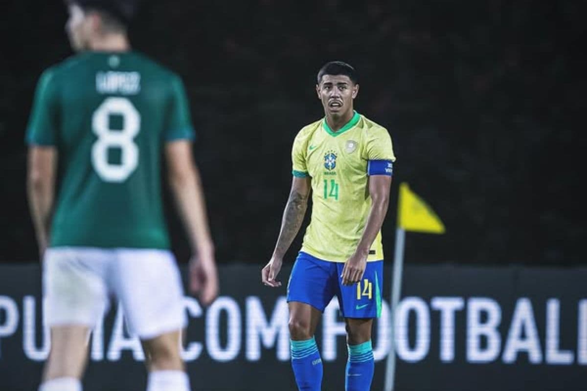 Iago, do Flamengo, em campo pela Seleção Brasileira Sub-20