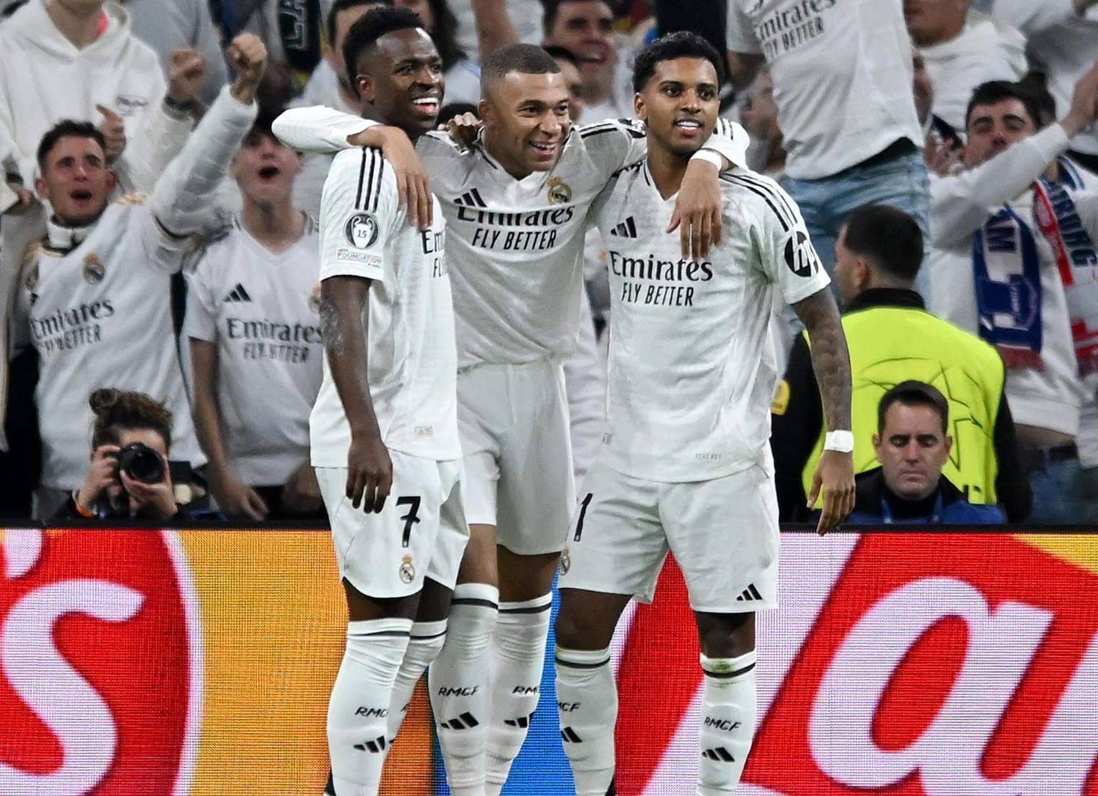 Vini Jr comemora com Mbappé e Rodrygo