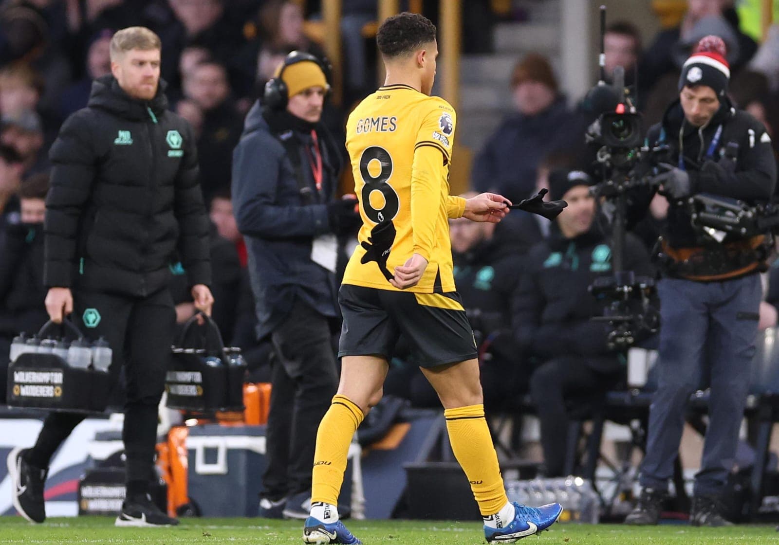 João Gomes deixa campo após expulsão