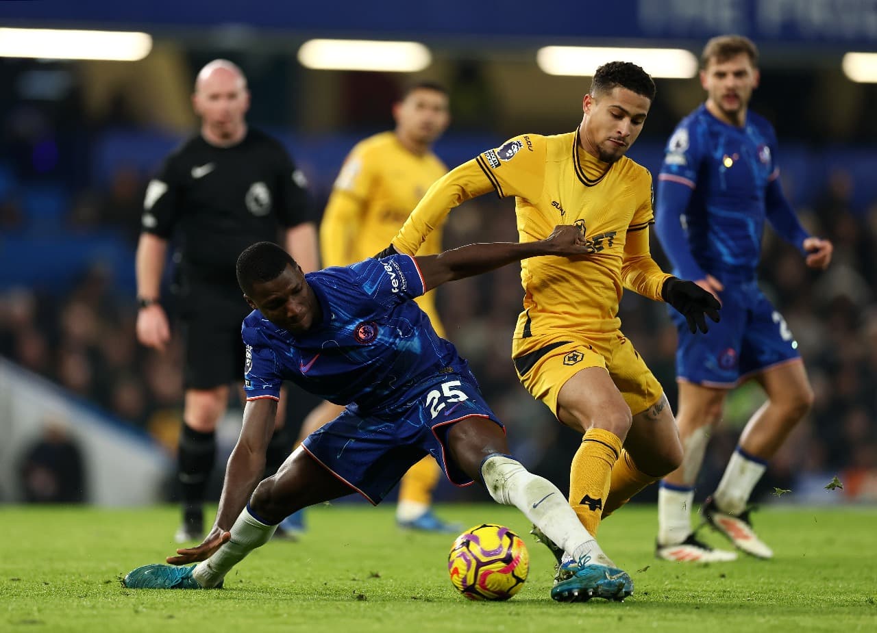 LONDRES, INGLATERRA - 20 DE JANEIRO: Moisés Caicedo do Chelsea é desafiado por João Gomes do Wolverhampton Wanderers durante a partida da Premier League entre Chelsea FC e Wolverhampton Wanderers FC em Stamford Bridge em 20 de janeiro de 2025 em Londres,