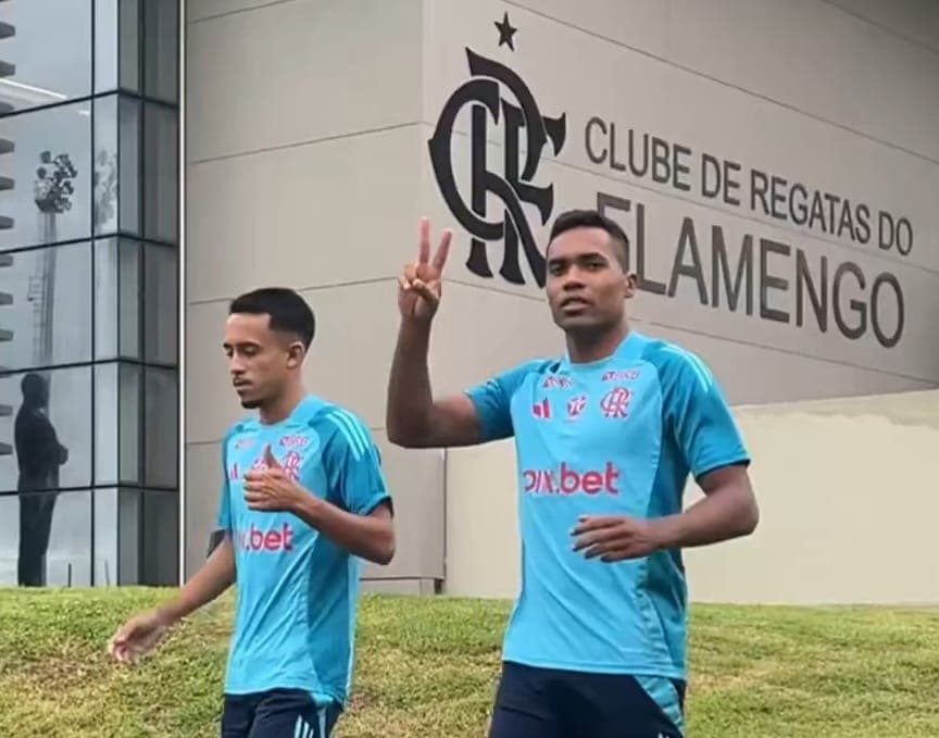 Matheus Gonçalves e Alex Sandro a caminho do campo do Ninho do Urubu