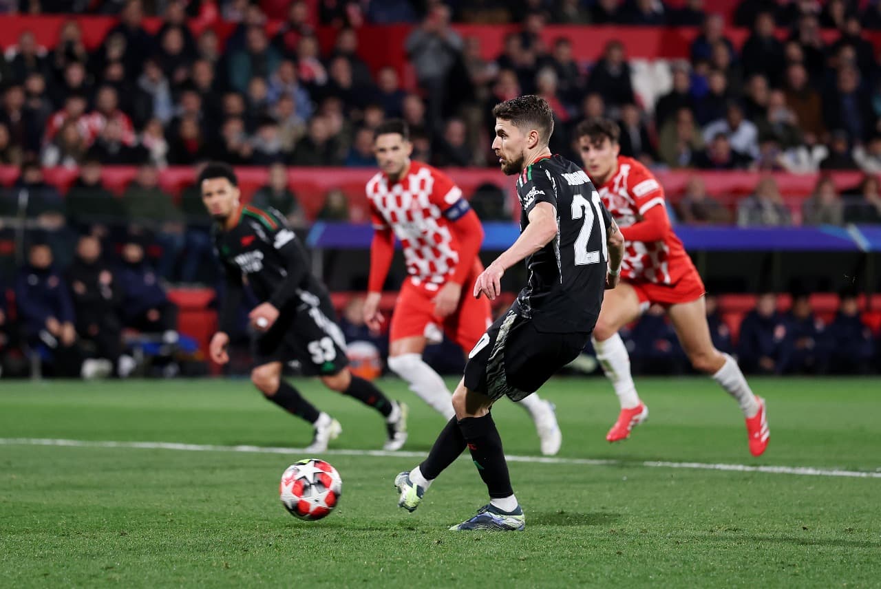 GIRONA, ESPANHA - 29 DE JANEIRO: Jorginho do Arsenal marca o primeiro gol de seu time de pênalti durante a partida da Fase MD8 da Liga dos Campeões da UEFA 2024/25 entre Girona FC e Arsenal FC no Estádio Montilivi em 29 de janeiro de 2025 em Girona, Espan
