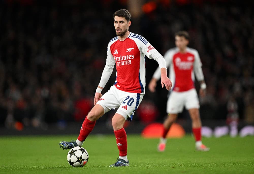 LONDRES, INGLATERRA - 11 DE DEZEMBRO: Jorginho do Arsenal passa a bola durante a partida MD6 da Fase MD6 da Liga dos Campeões da UEFA 2024/25 entre Arsenal FC e AS Monaco no Emirates Stadium em 11 de dezembro de 2024 em Londres, Inglaterra.