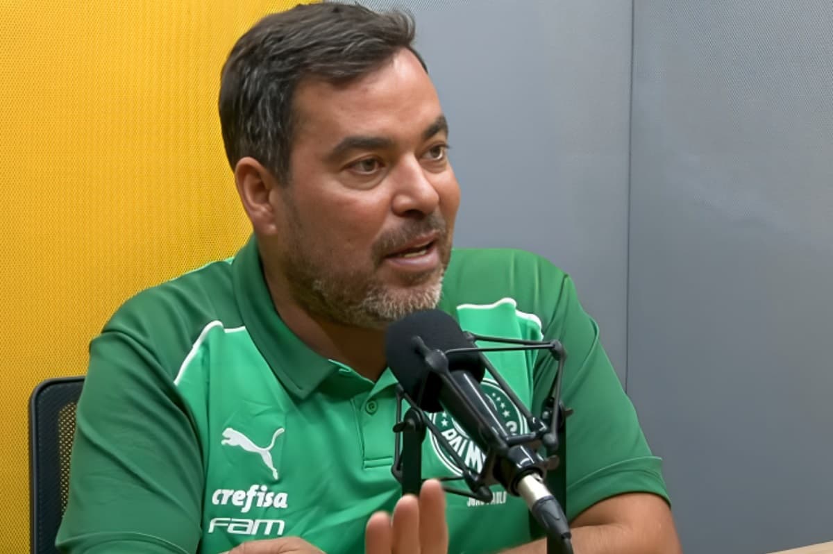 Com a camisa do Palmeiras, JP Sampaio fala ao microfone durante entrevista