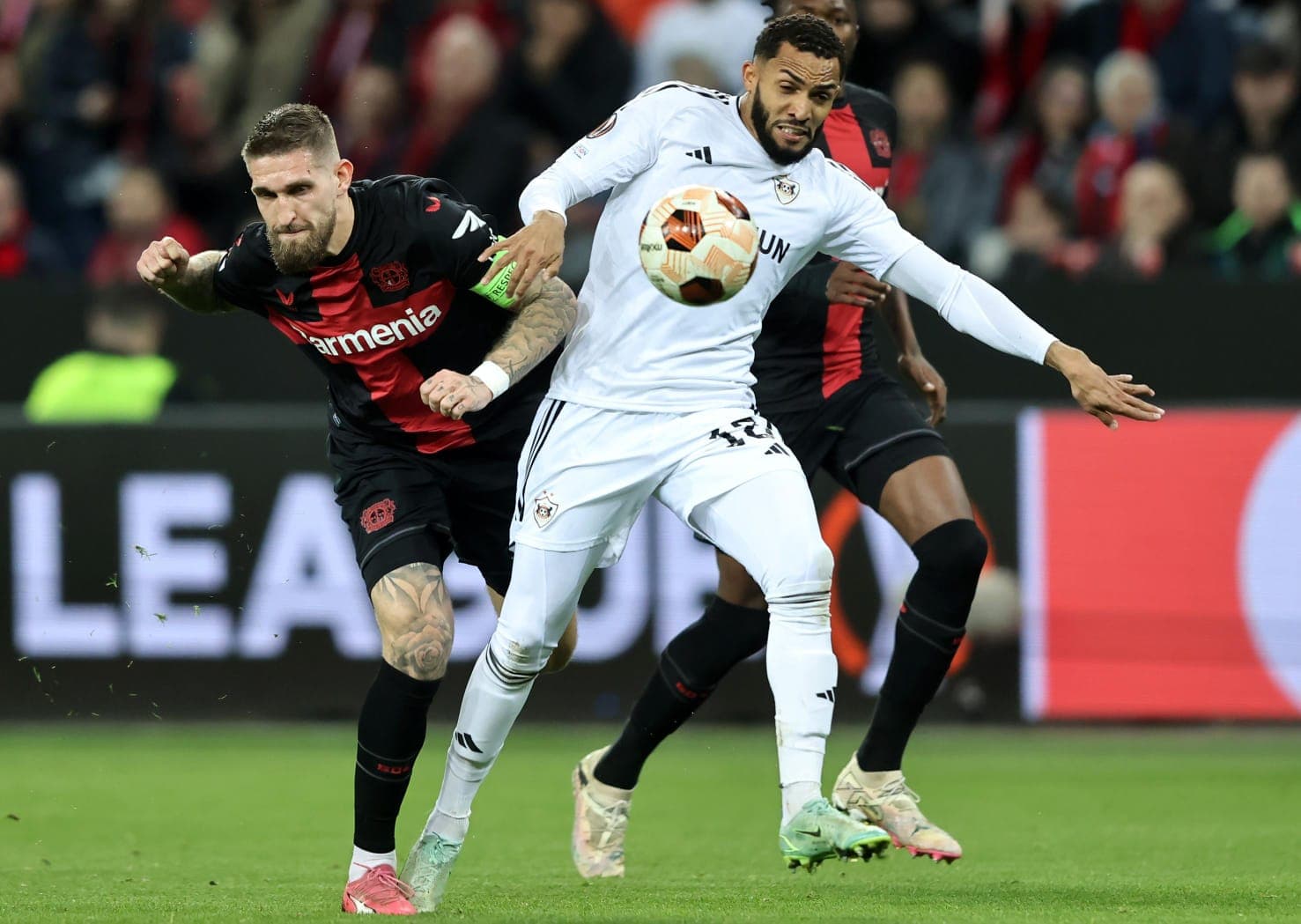Juninho em jogo contra o Bayer Leverkusen