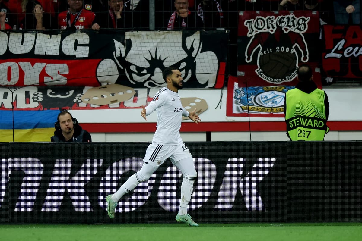 Juninho comemora gol do Qarabag