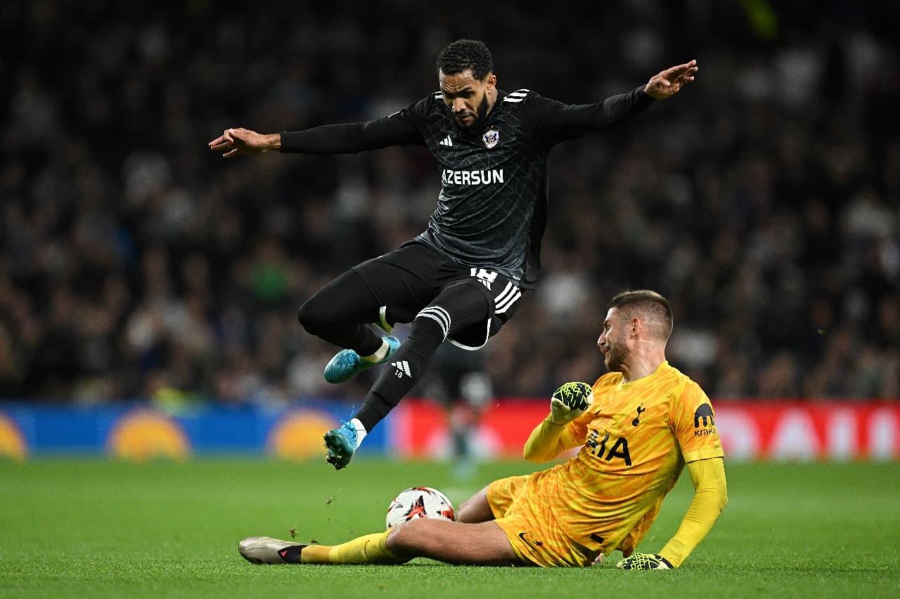 LONDRES, INGLATERRA - 26 DE SETEMBRO: Juninho, do Qarabag FK, é desafiado por Guglielmo Vicario, do Tottenham Hotspur, durante a partida da Fase MD1 da Liga Europa 2024/25 entre Tottenham Hotspur e Qarabag FK no Tottenham Hotspur Stadium em 26 de setembro