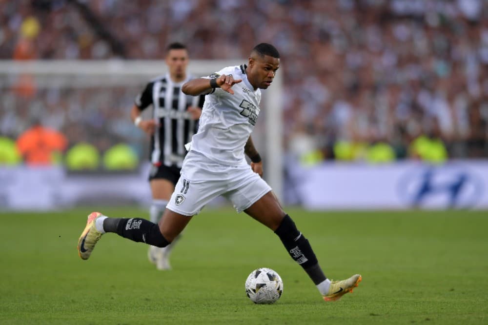 BUENOS AIRES, ARGENTINA - 30 DE NOVEMBRO: Júnior Santos do Botafogo controla a bola durante a final da Copa CONMEBOL Libertadores 2024 entre Atlético Mineiro e Botafogo no Estádio Más Monumental Antonio Vespucio Liberti em 30 de novembro de 2024 em Buenos