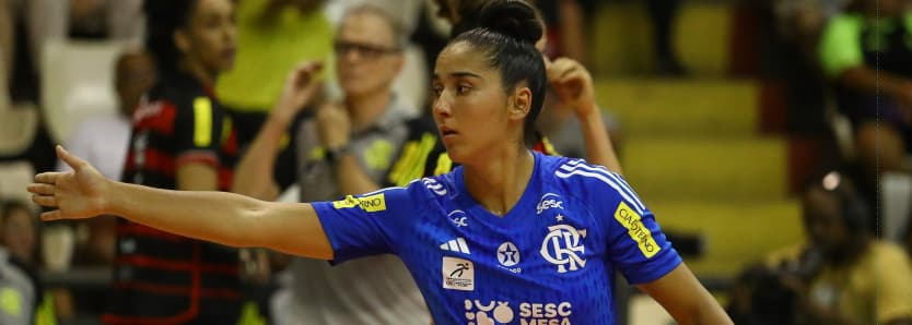 Laís em quadra pelo Sesc Flamengo