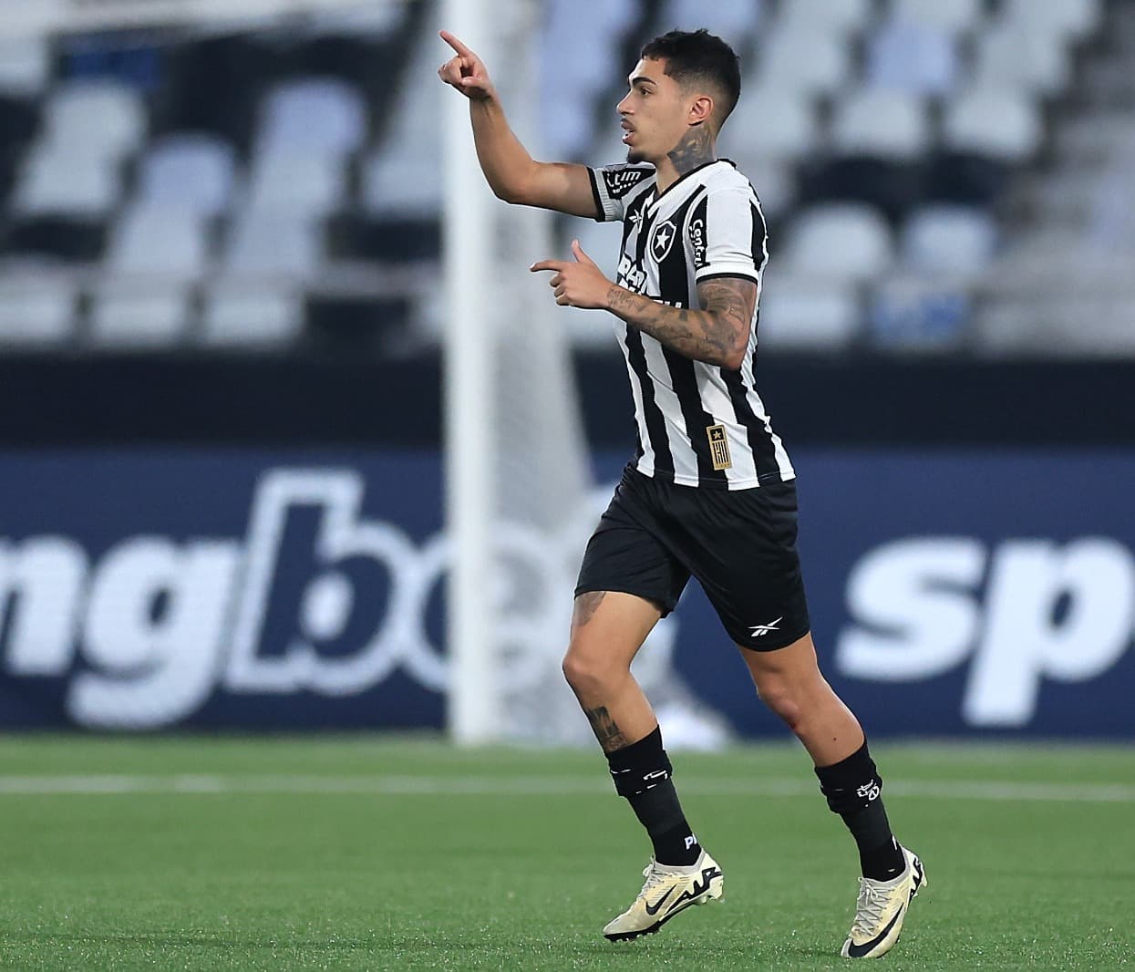 Hugo, do Botafogo, comemora após marcar o primeiro gol do time durante partida do grupo D da Copa CONMEBOL Libertadores 2024 entre Botafogo e LDU