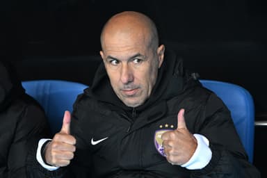 Leonardo Jardim sentando no banco de reservas e fazendo sinal de "joinha" com os dedos durante jogo do Al Ain