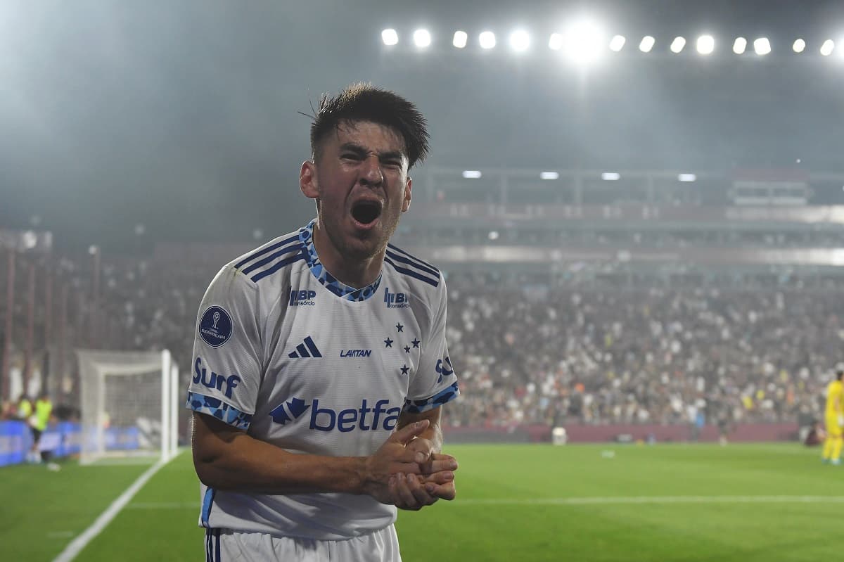 Ainda em campo, Lucas Villalba comemora a classificação do Cruzeiro para a final da Copa Sul-Americana de 2024