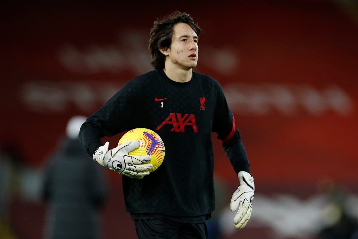 Marcelo Pitaluga carrega a bola sob um dos braços em aquecimento pelo Liverpool