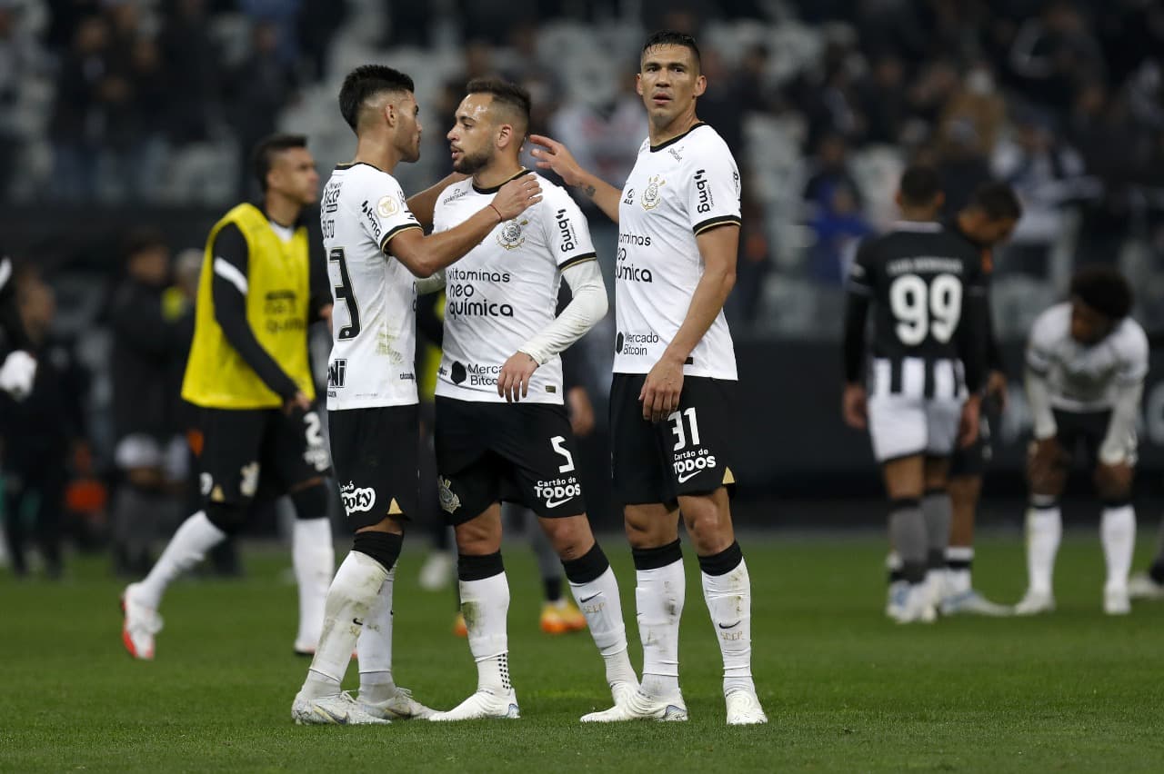 SÃO PAULO, BRASIL - 30 DE JULHO: Os jogadores do Corinthians Fausto Vera, Maycon e Balbuena reagem após vitória na partida entre Corinthians e Botafogo no Brasileirão Série A 2022 na Arena Neo Química em 30 de julho de 2022 em São Paulo, Brasil.