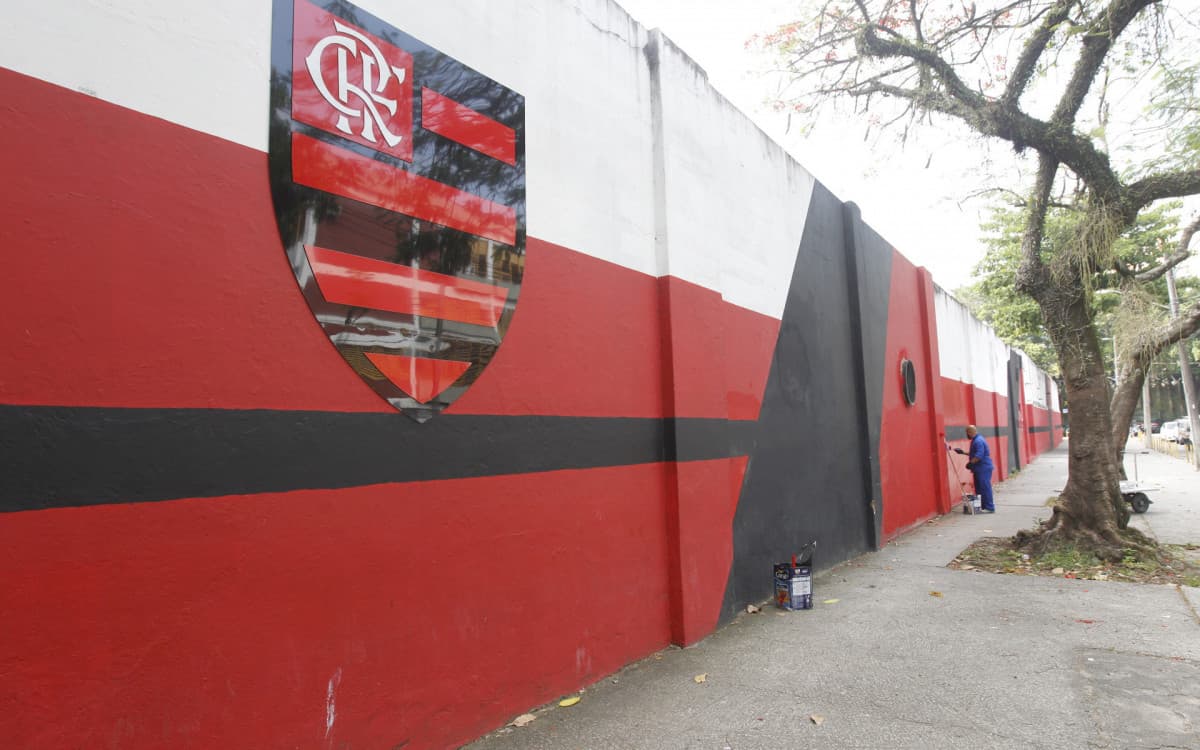 Muro da sede do Flamengo, na Gávea, é pintado em tons de branco, vermelho e preto