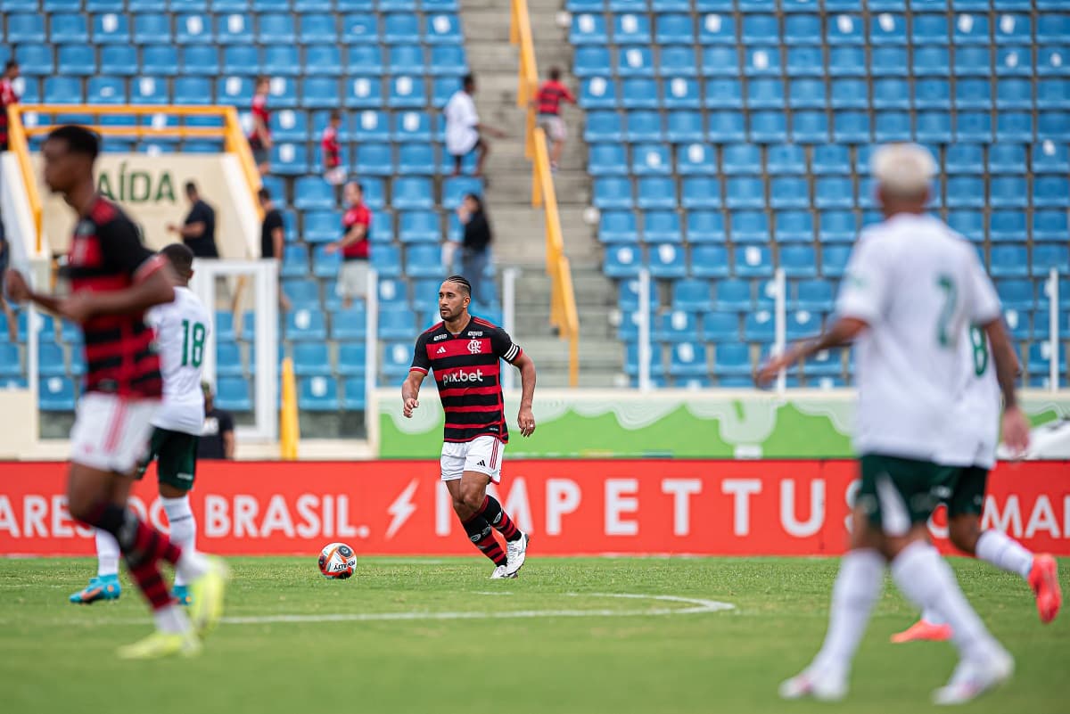 Em jogo contra o Boavista, Pablo conduz a bola em campo