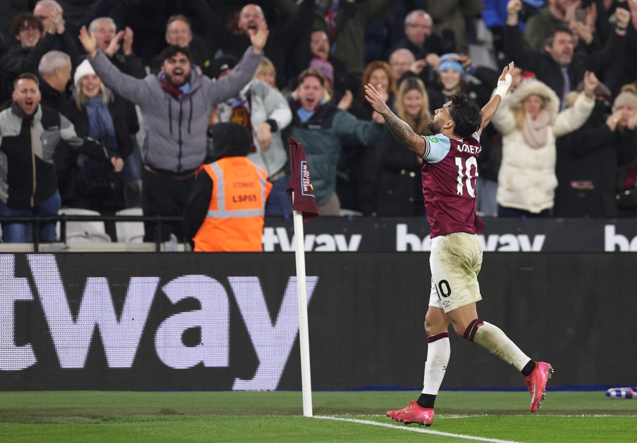 LONDRES, INGLATERRA - 14 DE JANEIRO: Lucas Paquetá, do West Ham United, comemora o terceiro gol de seu time durante a partida da Premier League entre West Ham United FC e Fulham FC no Estádio de Londres, em 14 de janeiro de 2025, em Londres, Inglaterra.