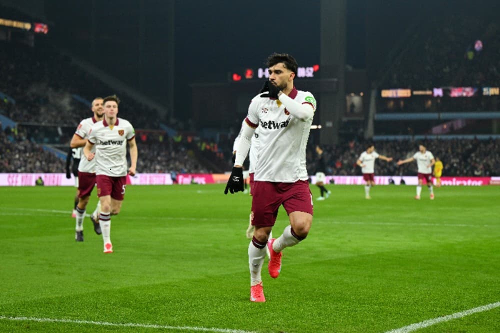 BIRMINGHAM, INGLATERRA - 10 DE JANEIRO: Lucas Paquetá do West Ham United comemora o primeiro gol de seu time durante a partida da terceira rodada da Emirates FA Cup entre Aston Villa e West Ham United no Villa Park em 10 de janeiro de 2025 em Birmingham,