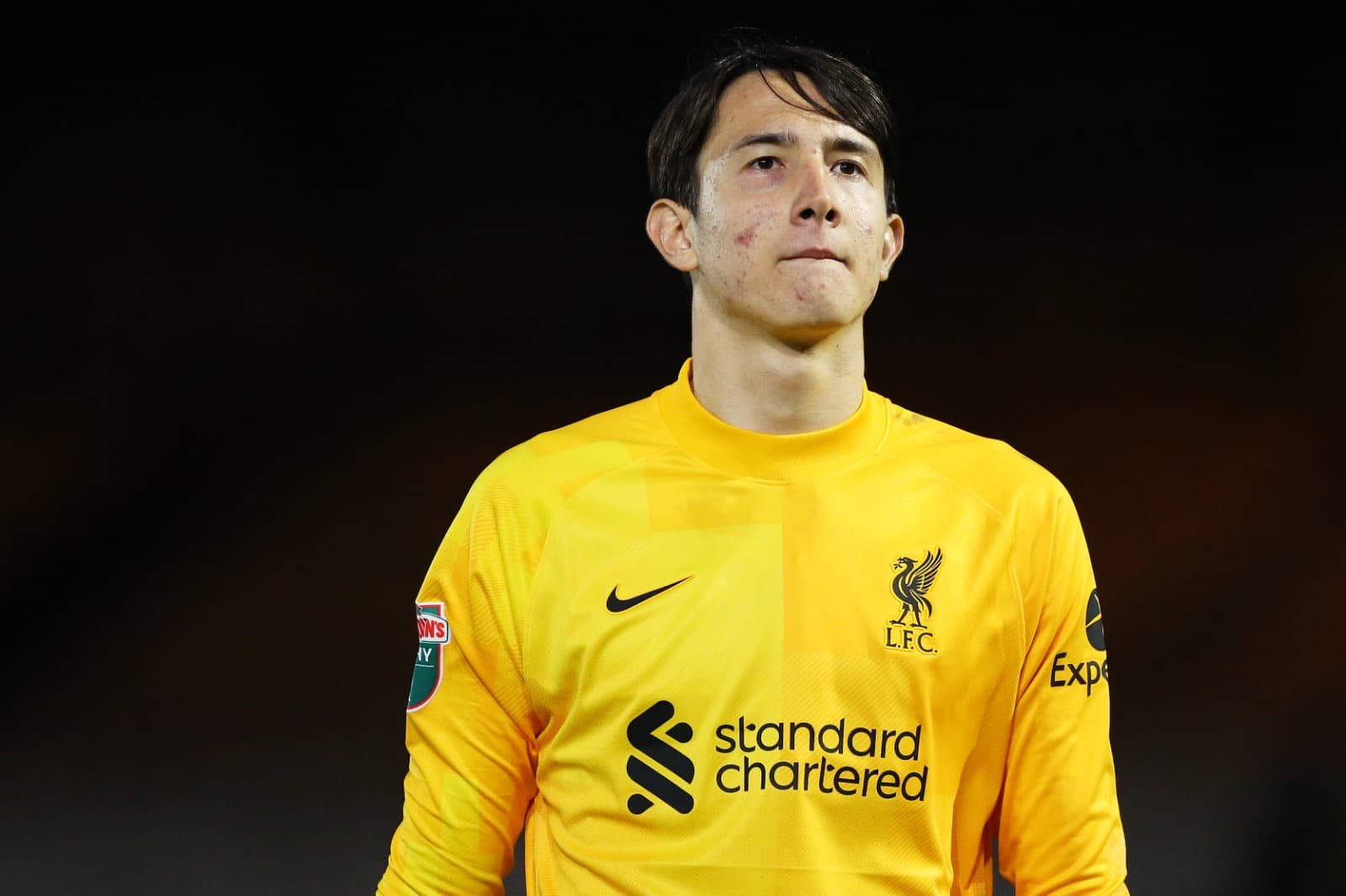 arcelo Pitaluga, do Liverpool, observa durante a partida do Papa John's EFL Trophy Group entre Port Vale e Liverpool U21