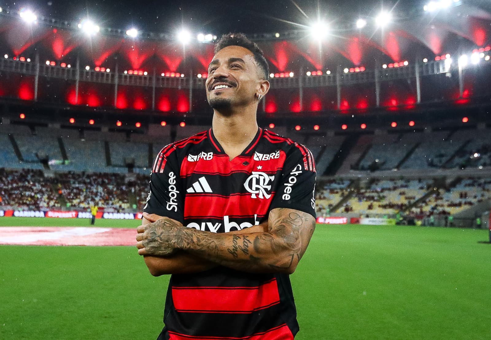 Danilo olhando admirado para os torcedores do Flamengo