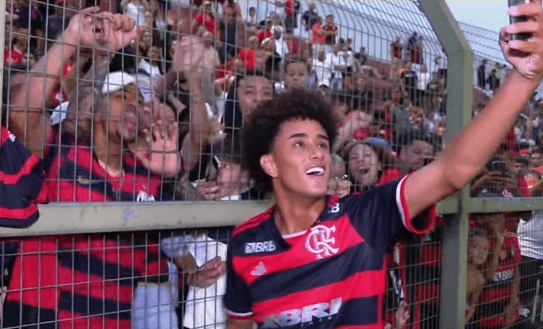 Ryan Roberto atende torcida Flamengo após vitória na Copinha