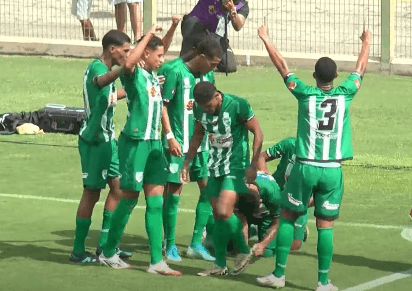 Jogadores do Zumbi-Al comemoram gol sobre o São Bernardo na Copinha