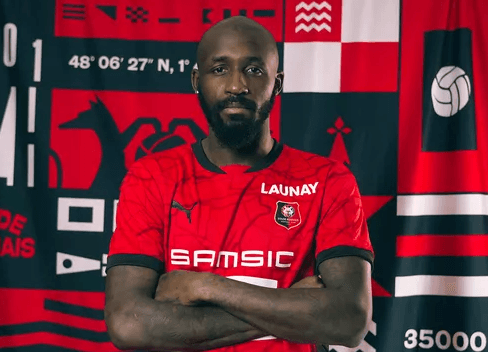 Seko Fofana com a camisa do Rennes na foto do anúncio oficial