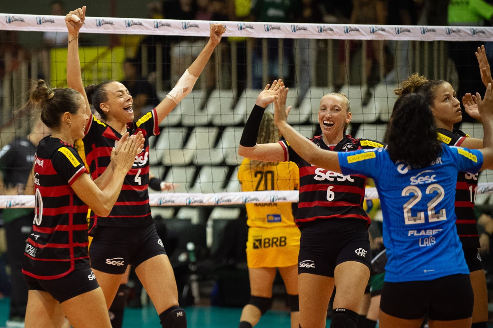 Jogadoras do Sesc Flamengo comemoram ponto em jogo da Superliga