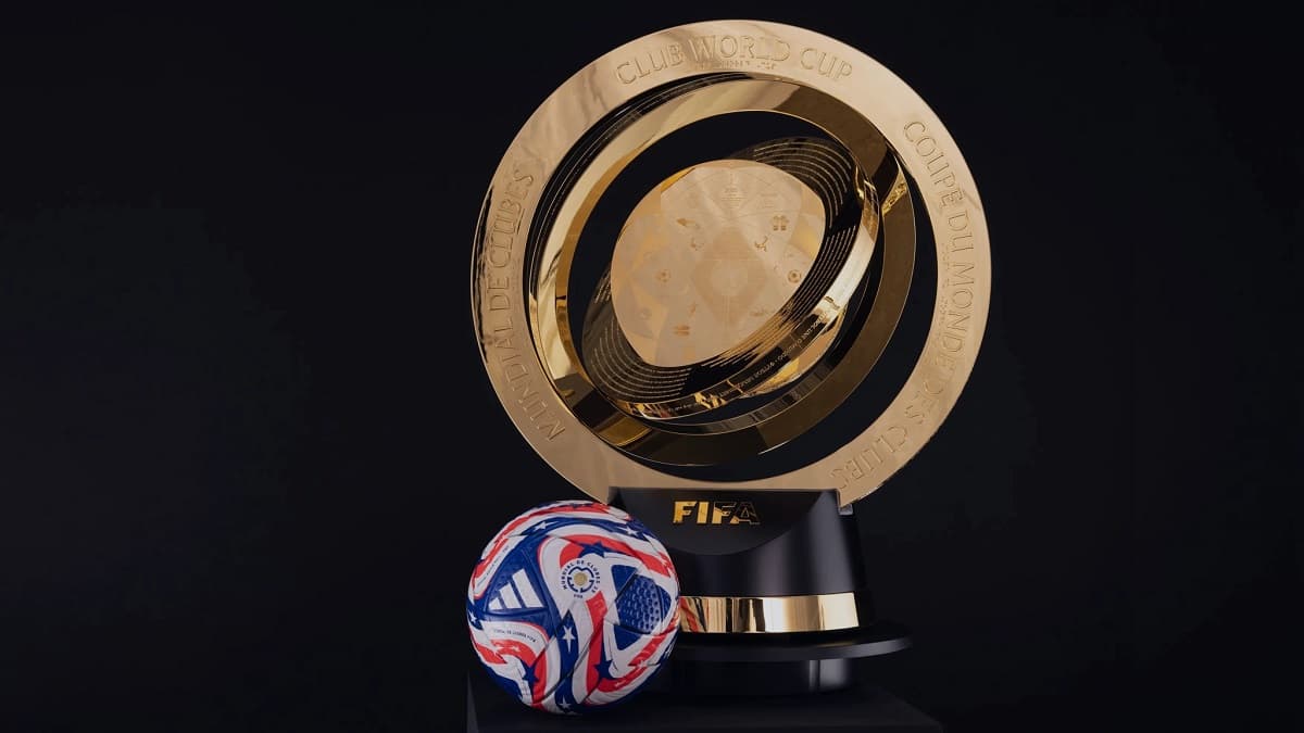 Imagem mostra o troféu do Super Mundial, dourado e redondo, ao lado da bola oficial que será usada no torneio