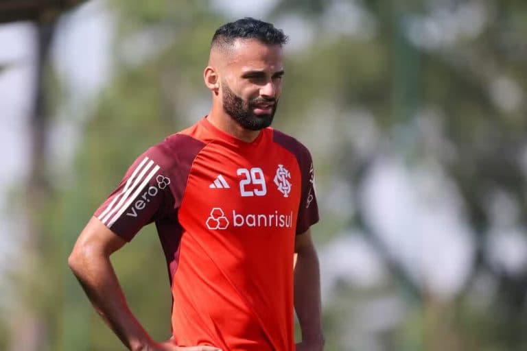 Thiago Maia em treino do Internacional