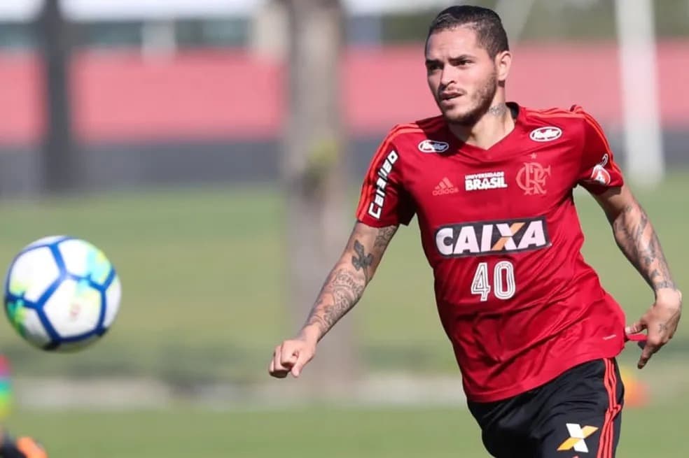 Thiago Santos em treinamento do Flamengo
