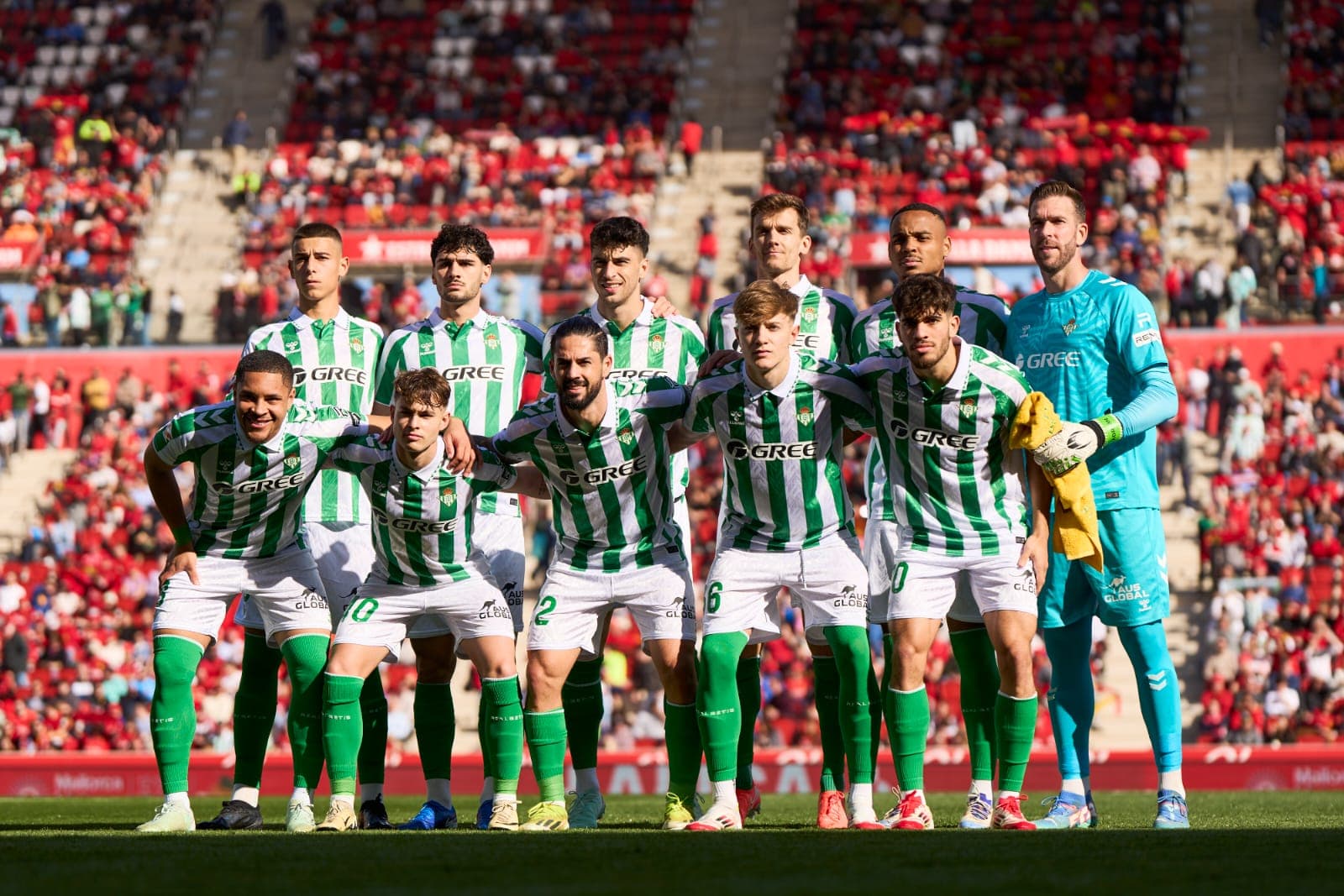 Time do Real Betis perfilado antes do jogo contra