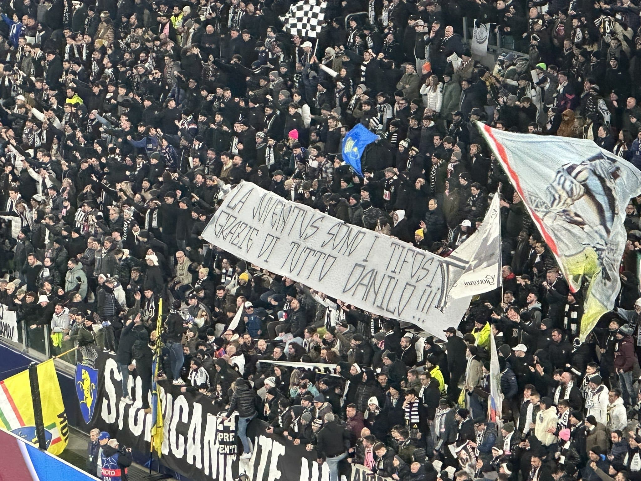 Torcida da Juventus leva faixa para Danilo