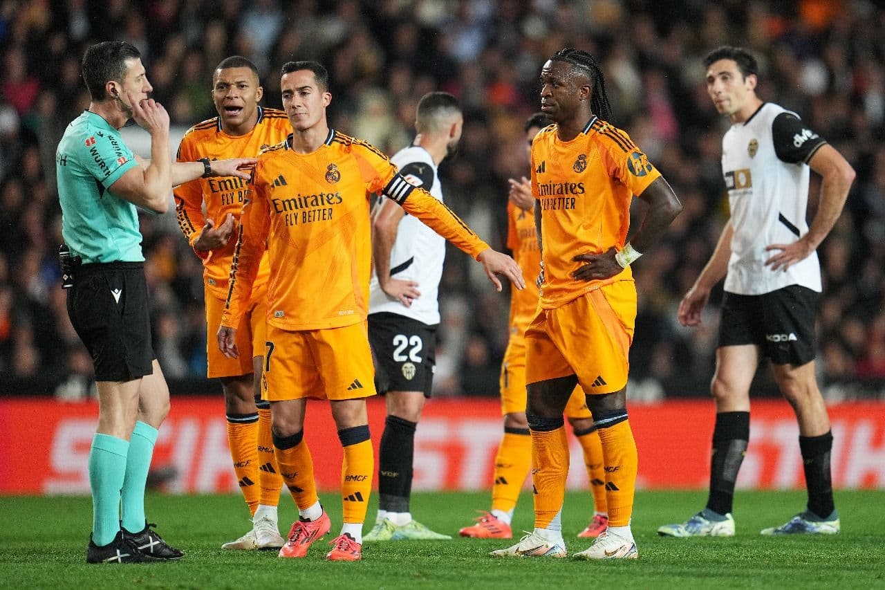 VALENCIA, ESPANHA - 03 DE JANEIRO: O árbitro Cesar Soto Grado fala com Vinicius Junior do Real Madrid antes de mostrar-lhe um cartão vermelho após um incidente com Stole Dimitrievski do Valencia CF (não retratado) durante a partida da LaLiga entre Valenci