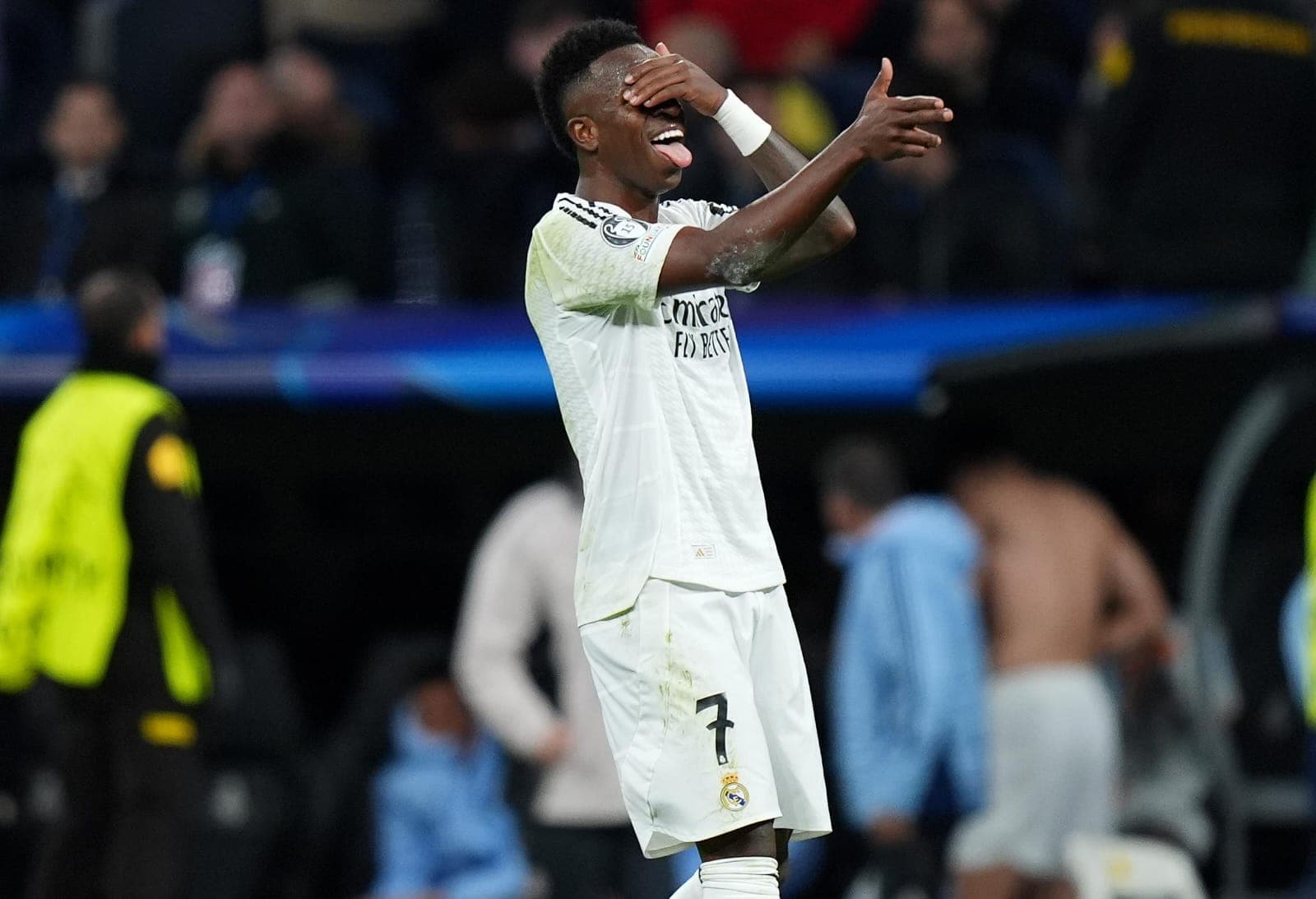 Vini Jr comemora gol com mão no rosto na Champions League