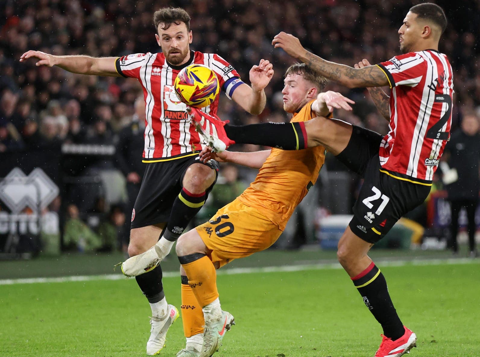 Vinição disputa bola em Sheffield x Hull City