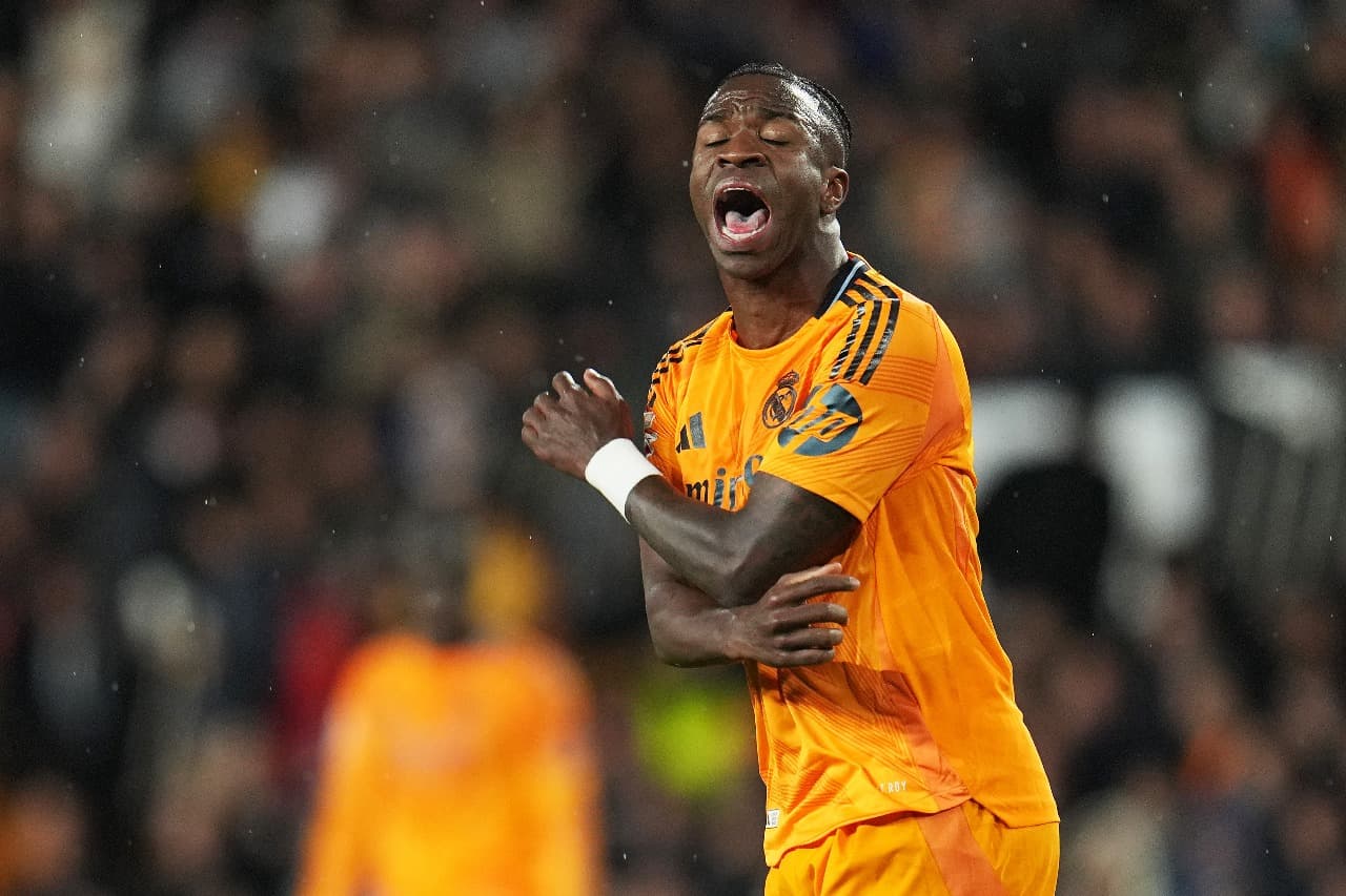 VALÊNCIA, ESPANHA - 03 DE JANEIRO: Vinicius Junior, do Real Madrid, reage durante a partida da LaLiga entre Valencia CF e Real Madrid CF no Estádio Mestalla em 03 de janeiro de 2025 em Valência, Espanha.
