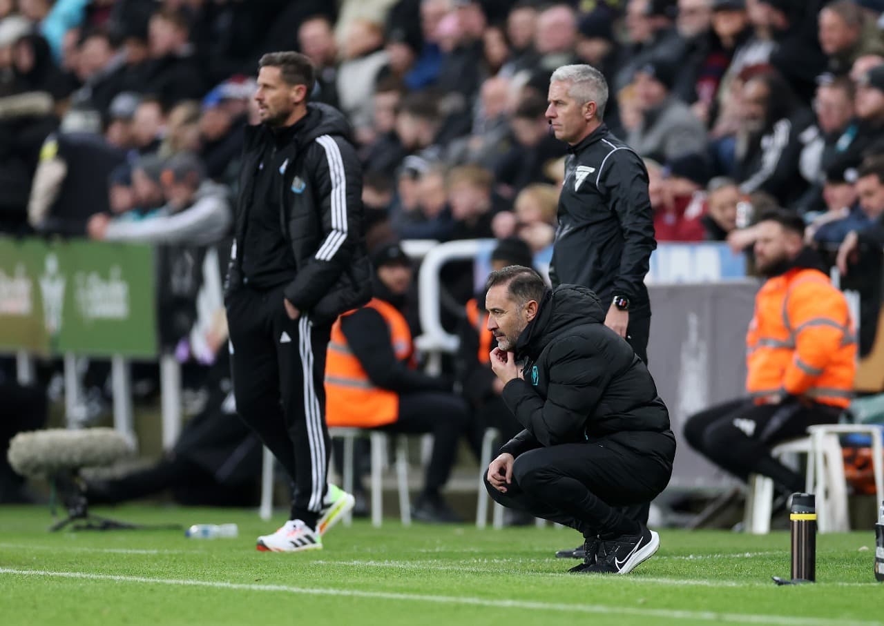 NEWCASTLE UPON TYNE, INGLATERRA - 15 DE JANEIRO: Vitor Pereira, técnico do Wolverhampton Wanderers, observa durante a partida da Premier League entre Newcastle United FC e Wolverhampton Wanderers FC no St James 'Park em 15 de janeiro de 2025 em Newcastle