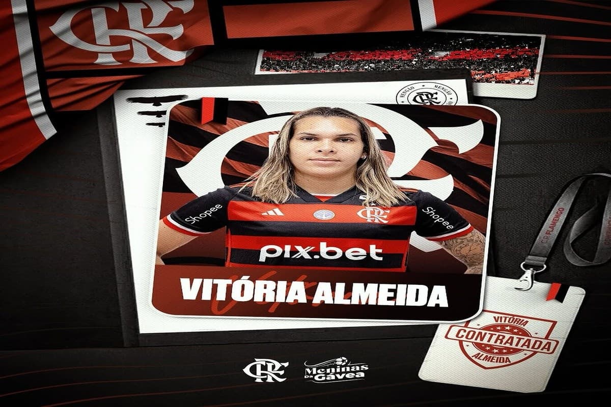 A arte anuncia vitória como novo reforço para o futebol feminino do Flamengo, a foto dela está centralizada, ela está com a expressão séria e as mãos na cintura