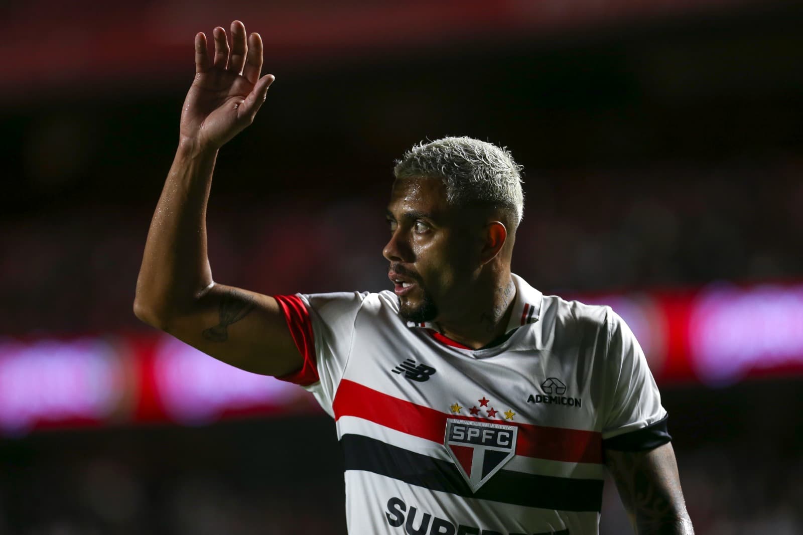 Wellington Rato, do São Paulo, gesticula durante a partida entre São Paulo e Red Bull Bragantino, no MorumBIS