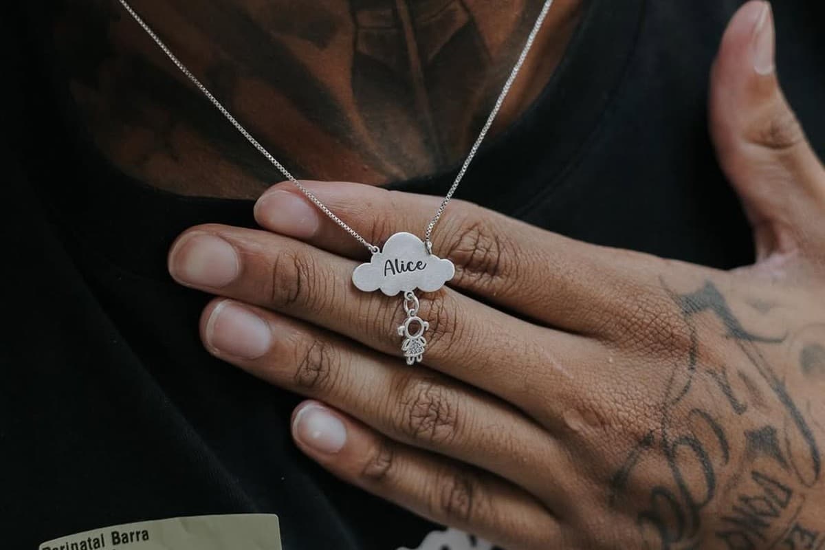 Wesley, jogador do Flamengo, mostra pingente com o nome de Alice, sua primeira filha que nasceu neste domingo (5)