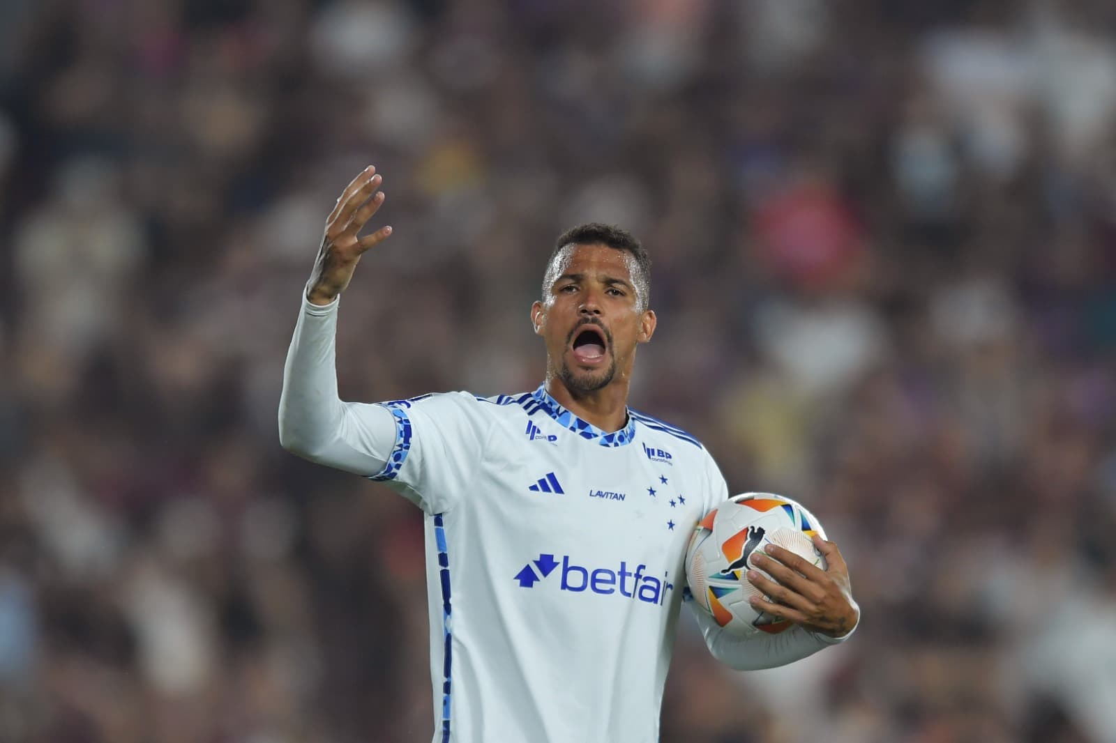 Zé Ivaldo, do Cruzeiro, comemora após vencer e avançar à final da semifinal da Copa CONMEBOL Sul-Americana 2024