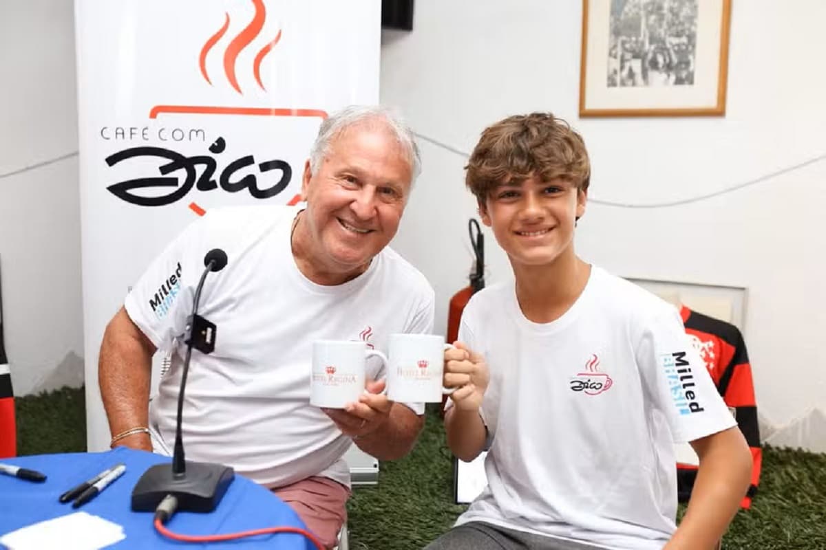 Zico e Guilherme Silveira posam para foto no CFZ