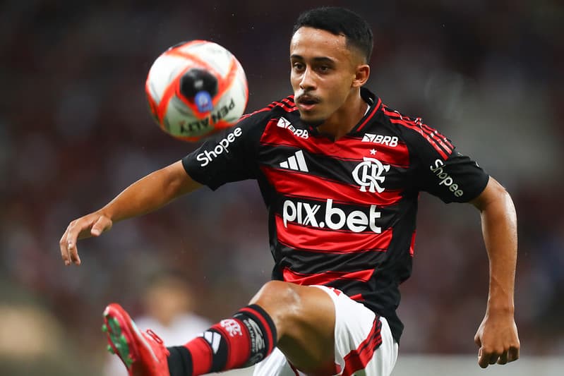 Matheus Gonçalves controla bola pelo Flamengo