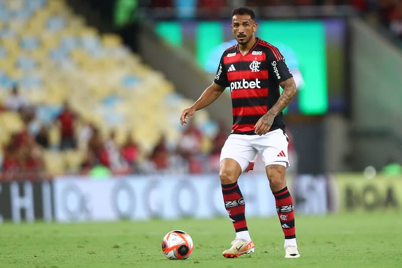Danilo conduz bola em campo pelo Flamengo