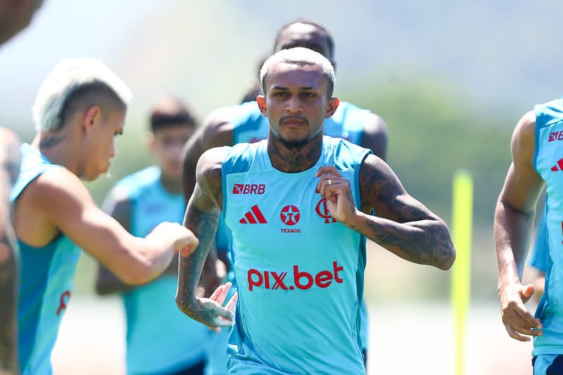 Wesley durante treino do Flamengo